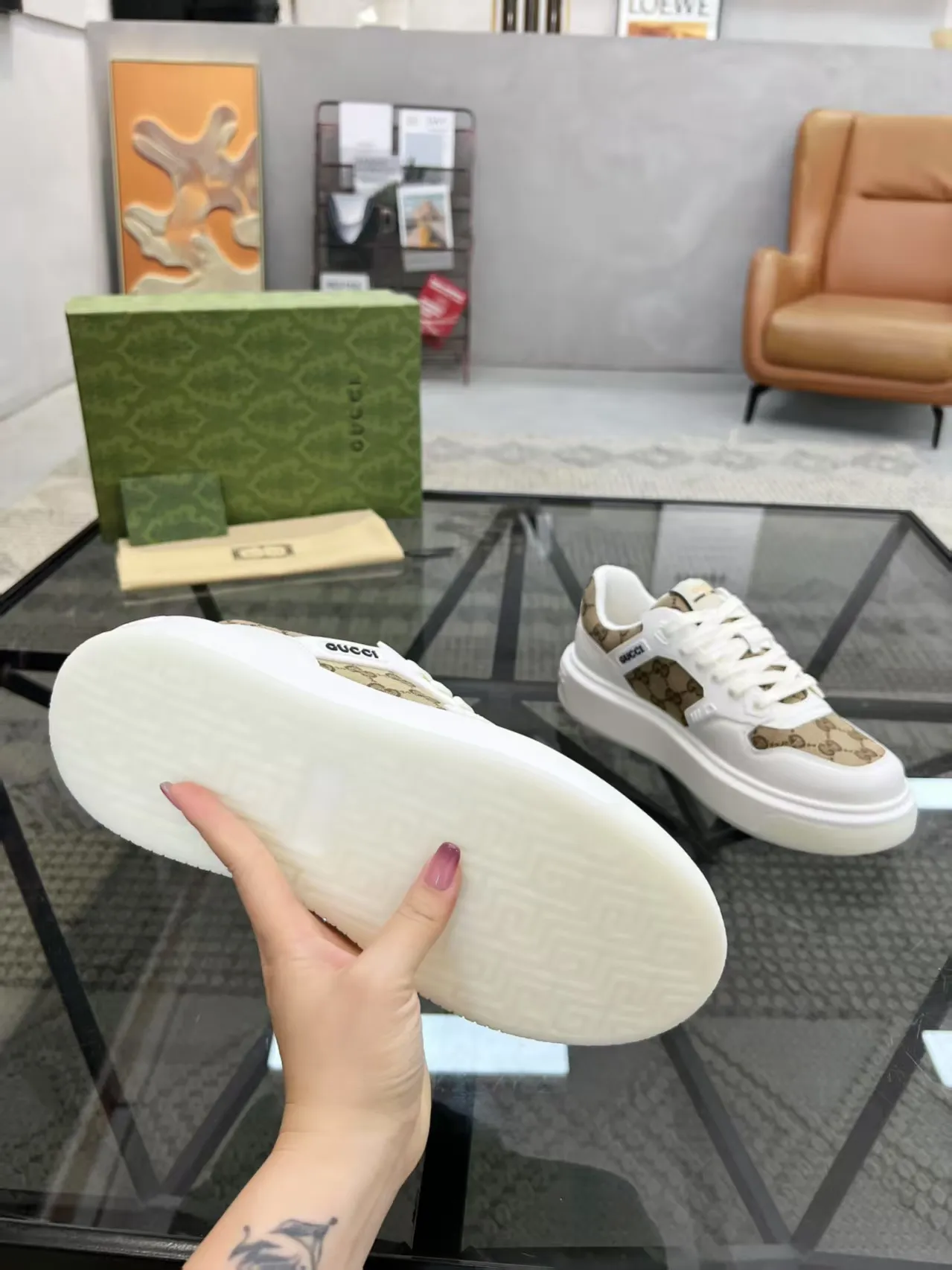 P440 new men's shoes GUCCI [Lightning] latest shoes are shipped. Original quality, fashionable, made of special materials, sheepskin lining, brand new packaging. The foot feels super comfortable and the workmanship is impeccable. Size: 38-45